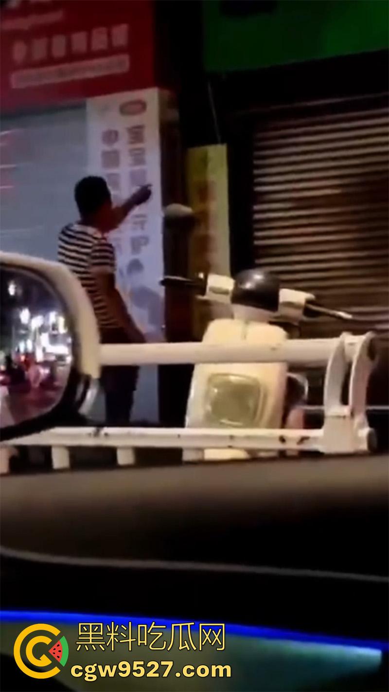 胆子很小但色心不小啊，女子开房偷情被老公发现，情夫躲在店里不敢出来，老公几次破门都失败了！  第2张