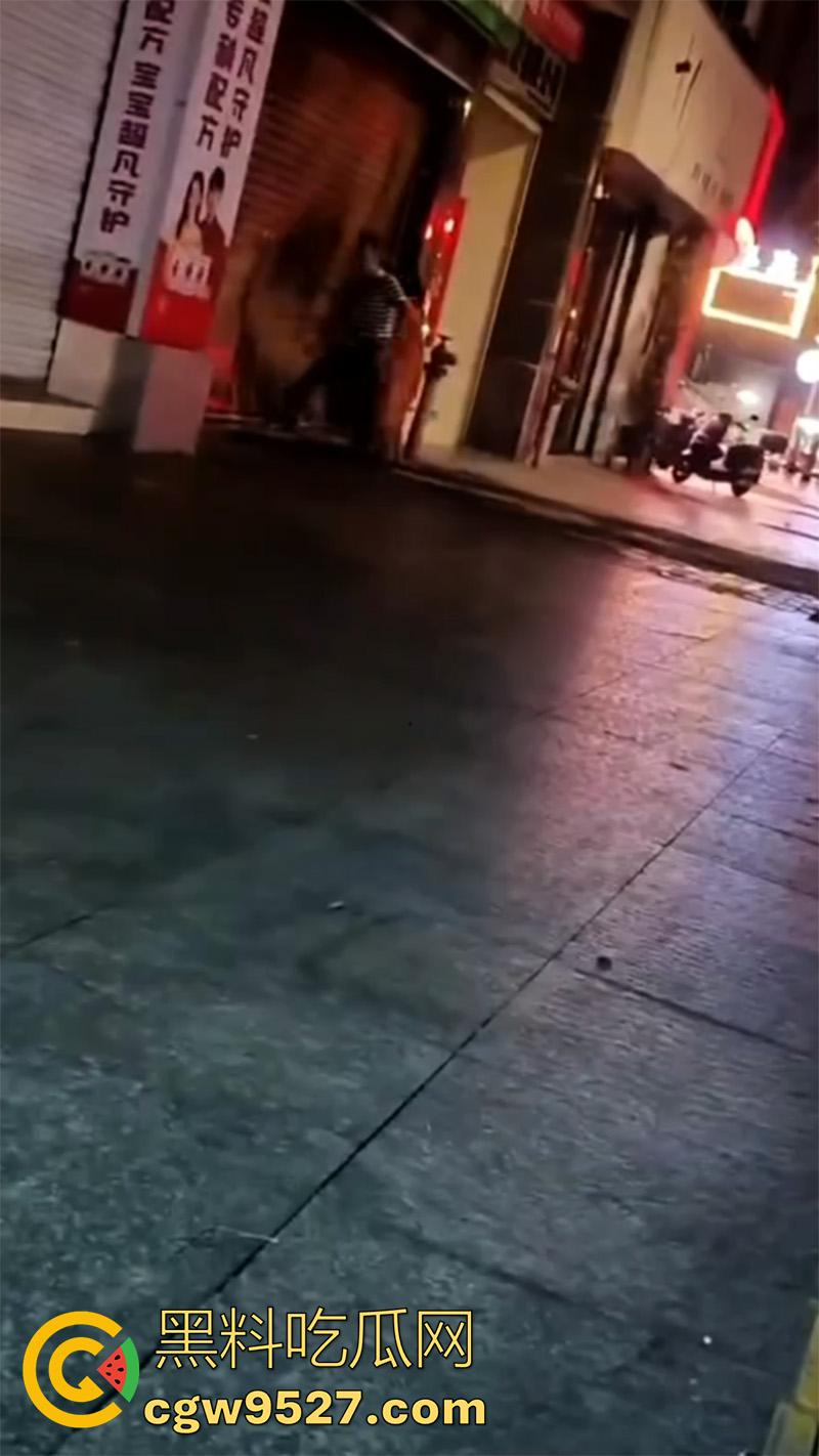 胆子很小但色心不小啊，女子开房偷情被老公发现，情夫躲在店里不敢出来，老公几次破门都失败了！  第3张