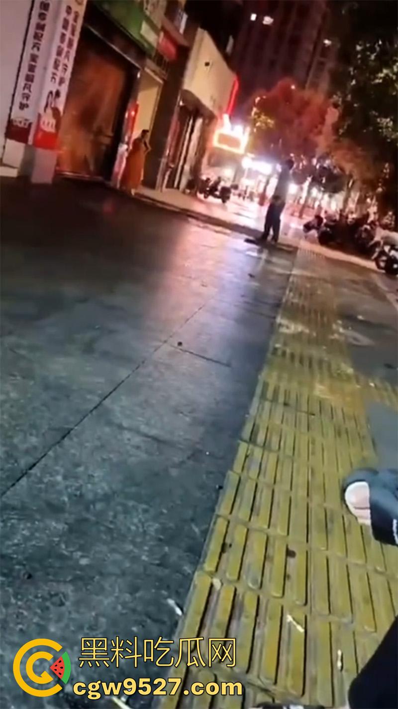 胆子很小但色心不小啊，女子开房偷情被老公发现，情夫躲在店里不敢出来，老公几次破门都失败了！  第4张