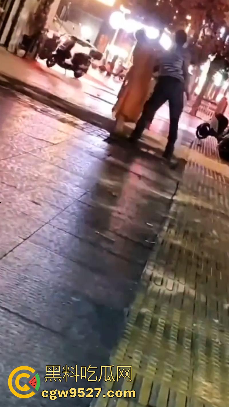 胆子很小但色心不小啊，女子开房偷情被老公发现，情夫躲在店里不敢出来，老公几次破门都失败了！  第5张