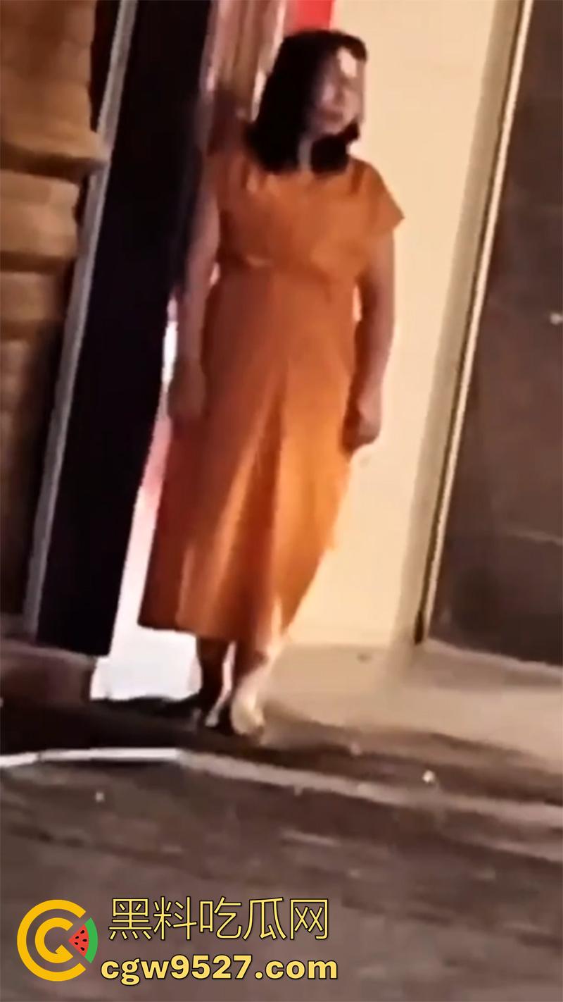 胆子很小但色心不小啊，女子开房偷情被老公发现，情夫躲在店里不敢出来，老公几次破门都失败了！  第6张