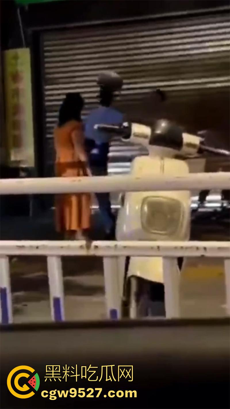 胆子很小但色心不小啊，女子开房偷情被老公发现，情夫躲在店里不敢出来，老公几次破门都失败了！  第7张