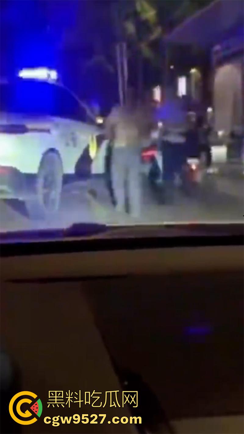 胆子很小但色心不小啊，女子开房偷情被老公发现，情夫躲在店里不敢出来，老公几次破门都失败了！  第8张