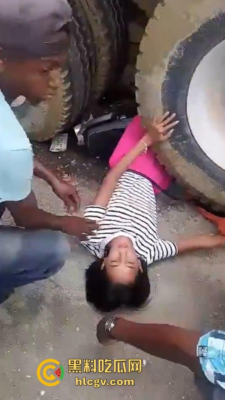 胆小别点!多米尼加高速车祸致三人碾成肉饼 无码实拍曝光惨烈现场 第1张 胆小别点!多米尼加高速车祸致三人碾成肉饼 无码实拍曝光惨烈现场 第1张