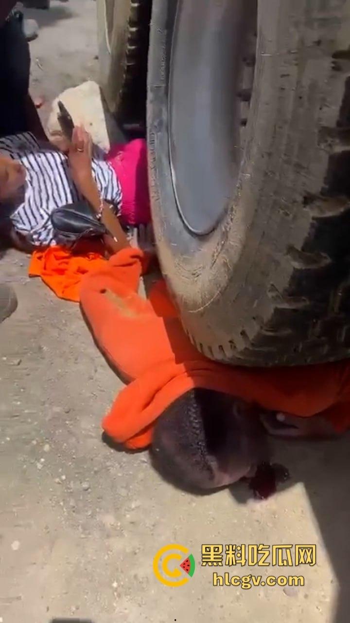 胆小别点!多米尼加高速车祸致三人碾成肉饼 无码实拍曝光惨烈现场 第2张 胆小别点!多米尼加高速车祸致三人碾成肉饼 无码实拍曝光惨烈现场 第2张