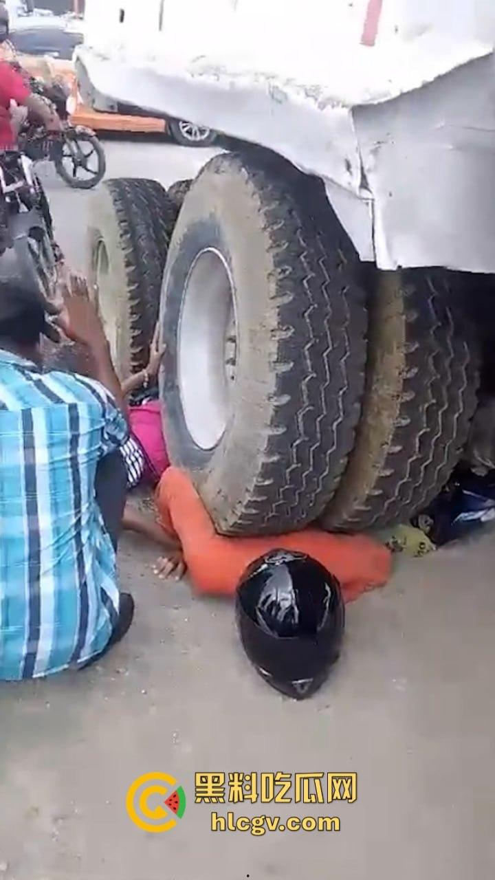 胆小别点!多米尼加高速车祸致三人碾成肉饼 无码实拍曝光惨烈现场 第3张 胆小别点!多米尼加高速车祸致三人碾成肉饼 无码实拍曝光惨烈现场 第3张