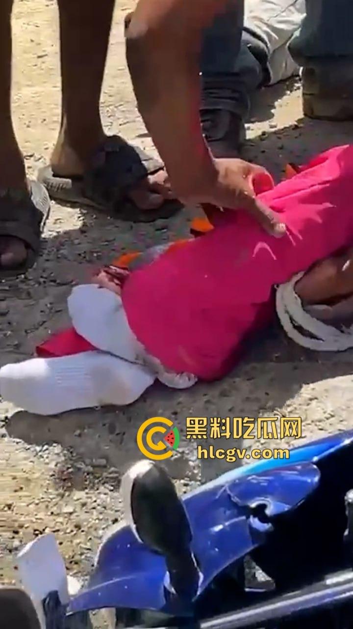 胆小别点!多米尼加高速车祸致三人碾成肉饼 无码实拍曝光惨烈现场 第4张 胆小别点!多米尼加高速车祸致三人碾成肉饼 无码实拍曝光惨烈现场 第4张