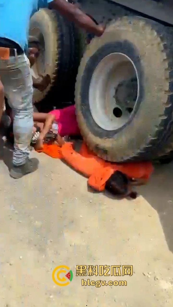 胆小别点!多米尼加高速车祸致三人碾成肉饼 无码实拍曝光惨烈现场 第5张 胆小别点!多米尼加高速车祸致三人碾成肉饼 无码实拍曝光惨烈现场 第5张