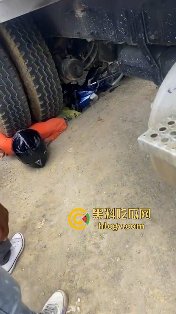 胆小别点!多米尼加高速车祸致三人碾成肉饼 无码实拍曝光惨烈现场 第7张 胆小别点!多米尼加高速车祸致三人碾成肉饼 无码实拍曝光惨烈现场 第7张