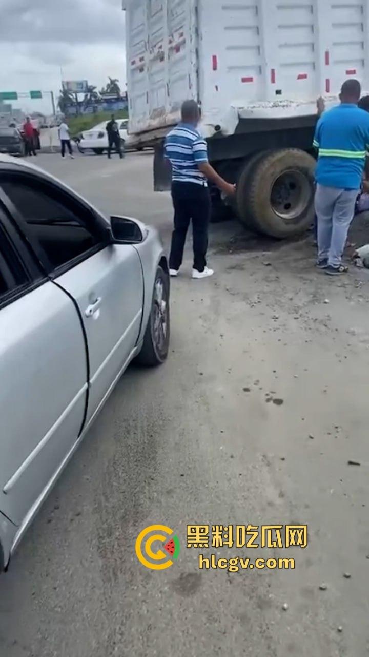 胆小别点!多米尼加高速车祸致三人碾成肉饼 无码实拍曝光惨烈现场 第9张 胆小别点!多米尼加高速车祸致三人碾成肉饼 无码实拍曝光惨烈现场 第9张