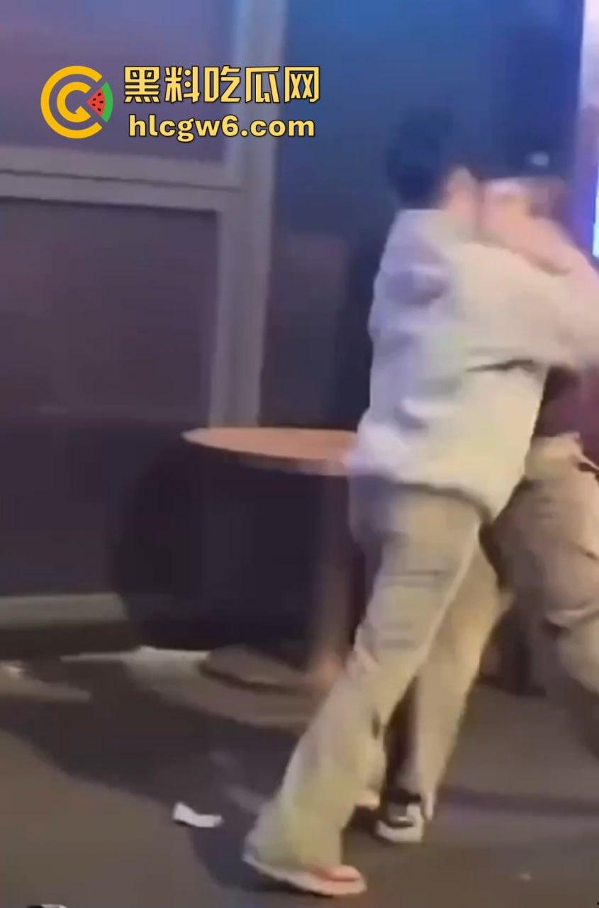 兰桂坊酒后大战,小伙醉酒直接上演抓奶神功龙爪手,妹子奶子被抓红怒而还手,两人街头扯头发打成一团! 第1张 兰桂坊酒后大战,小伙醉酒直接上演抓奶神功龙爪手,妹子奶子被抓红怒而还手,两人街头扯头发打成一团! 第1张