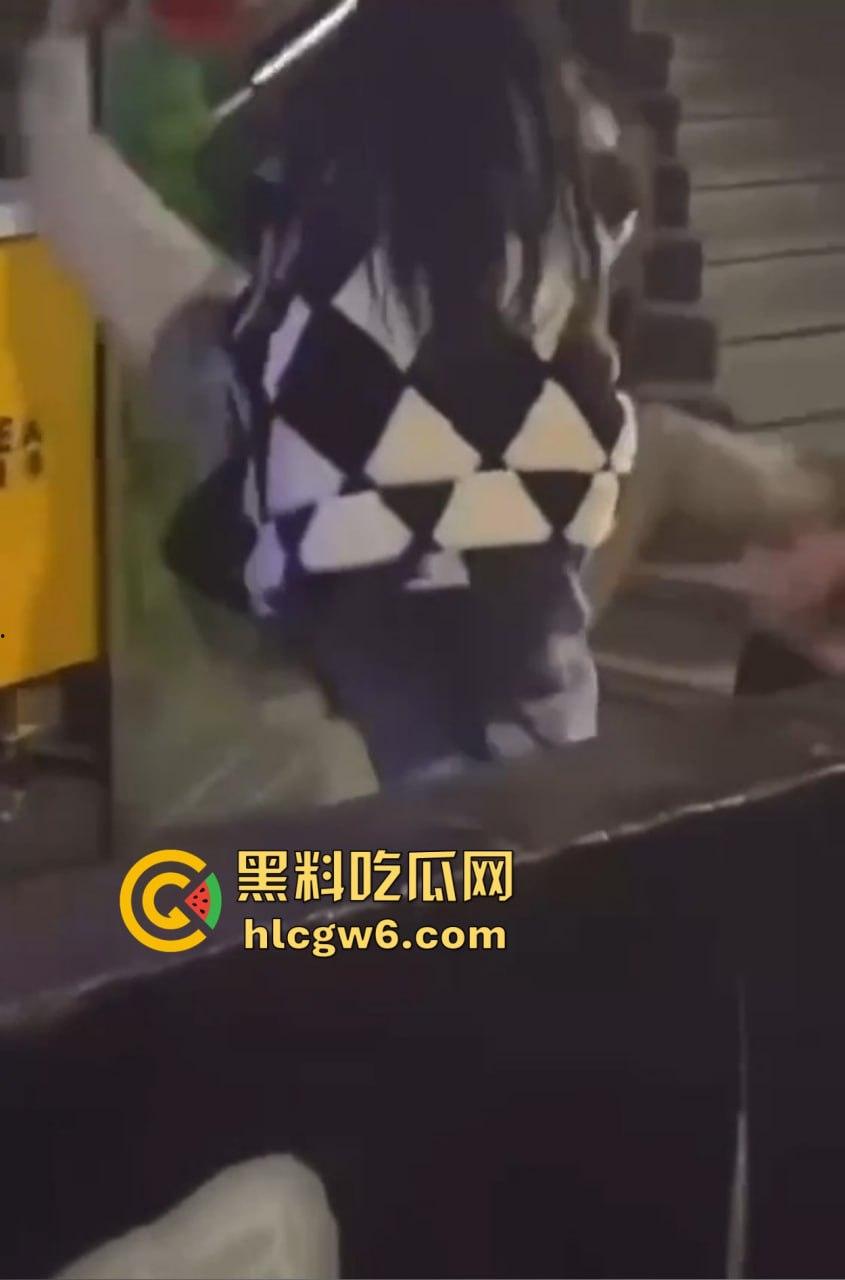 兰桂坊酒后大战,小伙醉酒直接上演抓奶神功龙爪手,妹子奶子被抓红怒而还手,两人街头扯头发打成一团! 第2张 兰桂坊酒后大战,小伙醉酒直接上演抓奶神功龙爪手,妹子奶子被抓红怒而还手,两人街头扯头发打成一团! 第2张