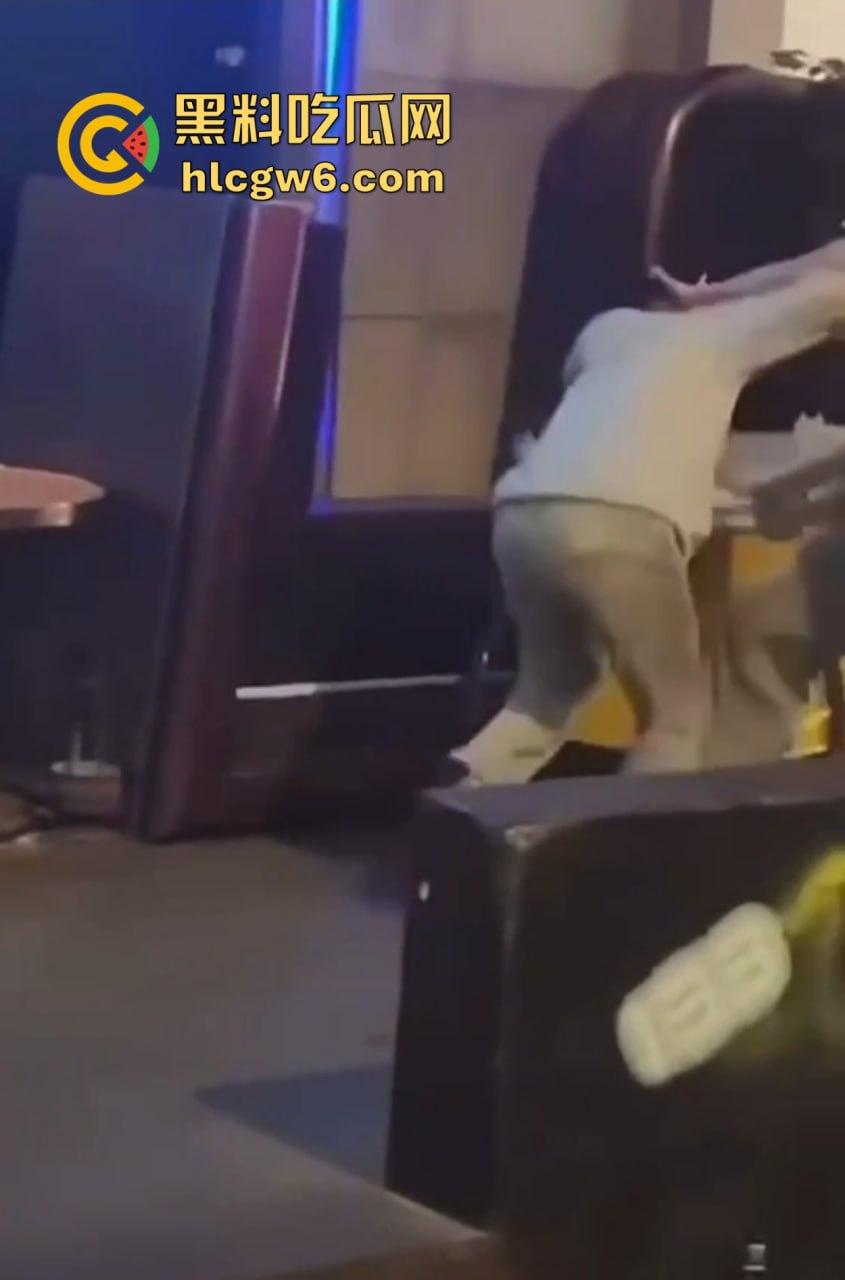 兰桂坊酒后大战,小伙醉酒直接上演抓奶神功龙爪手,妹子奶子被抓红怒而还手,两人街头扯头发打成一团! 第3张 兰桂坊酒后大战,小伙醉酒直接上演抓奶神功龙爪手,妹子奶子被抓红怒而还手,两人街头扯头发打成一团! 第3张