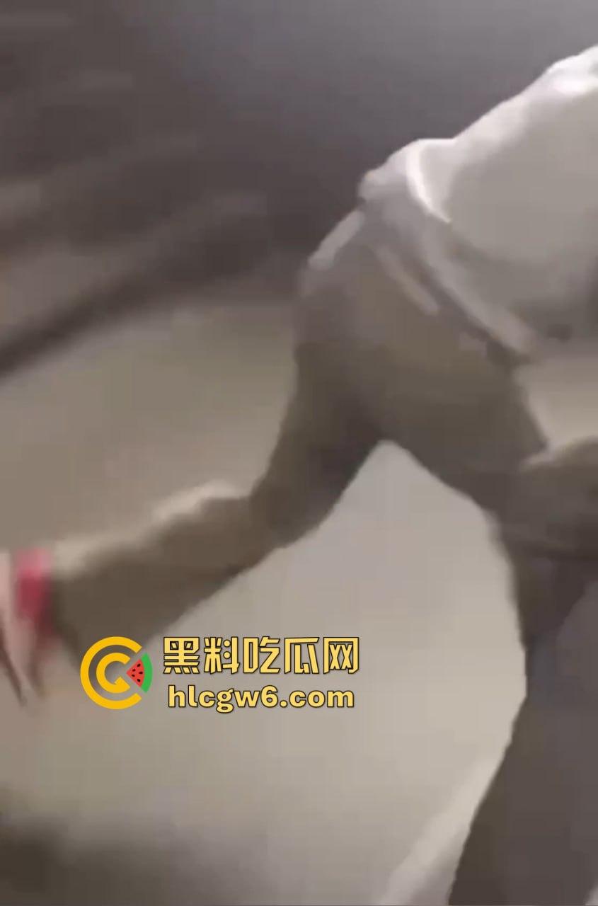 兰桂坊酒后大战,小伙醉酒直接上演抓奶神功龙爪手,妹子奶子被抓红怒而还手,两人街头扯头发打成一团! 第4张 兰桂坊酒后大战,小伙醉酒直接上演抓奶神功龙爪手,妹子奶子被抓红怒而还手,两人街头扯头发打成一团! 第4张