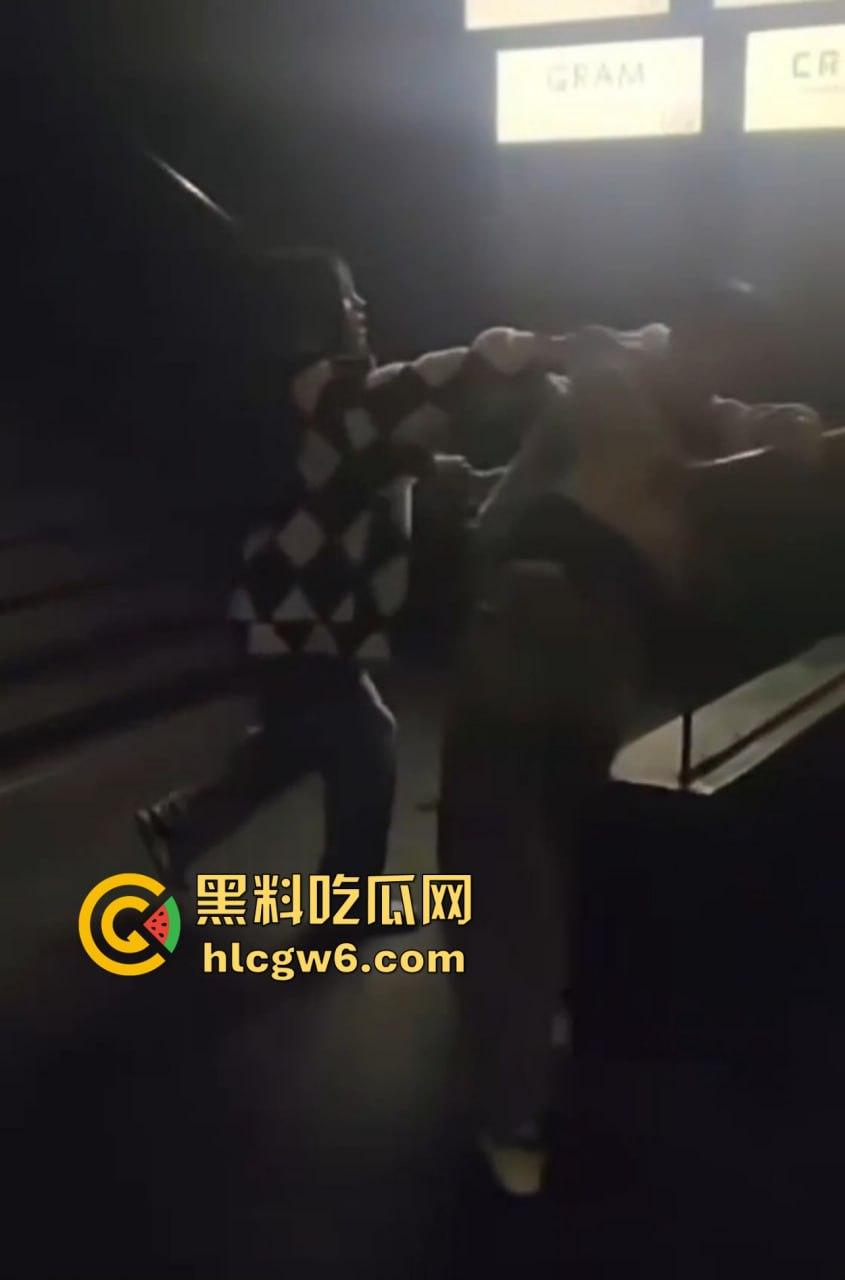 兰桂坊酒后大战,小伙醉酒直接上演抓奶神功龙爪手,妹子奶子被抓红怒而还手,两人街头扯头发打成一团! 第5张 兰桂坊酒后大战,小伙醉酒直接上演抓奶神功龙爪手,妹子奶子被抓红怒而还手,两人街头扯头发打成一团! 第5张