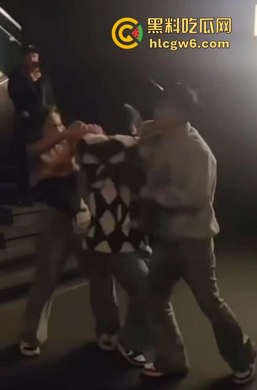 兰桂坊酒后大战,小伙醉酒直接上演抓奶神功龙爪手,妹子奶子被抓红怒而还手,两人街头扯头发打成一团! 第6张 兰桂坊酒后大战,小伙醉酒直接上演抓奶神功龙爪手,妹子奶子被抓红怒而还手,两人街头扯头发打成一团! 第6张