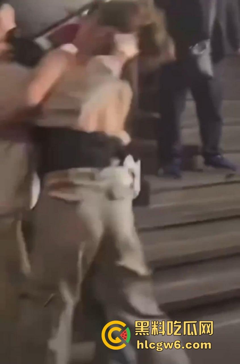 兰桂坊酒后大战,小伙醉酒直接上演抓奶神功龙爪手,妹子奶子被抓红怒而还手,两人街头扯头发打成一团! 第7张 兰桂坊酒后大战,小伙醉酒直接上演抓奶神功龙爪手,妹子奶子被抓红怒而还手,两人街头扯头发打成一团! 第7张