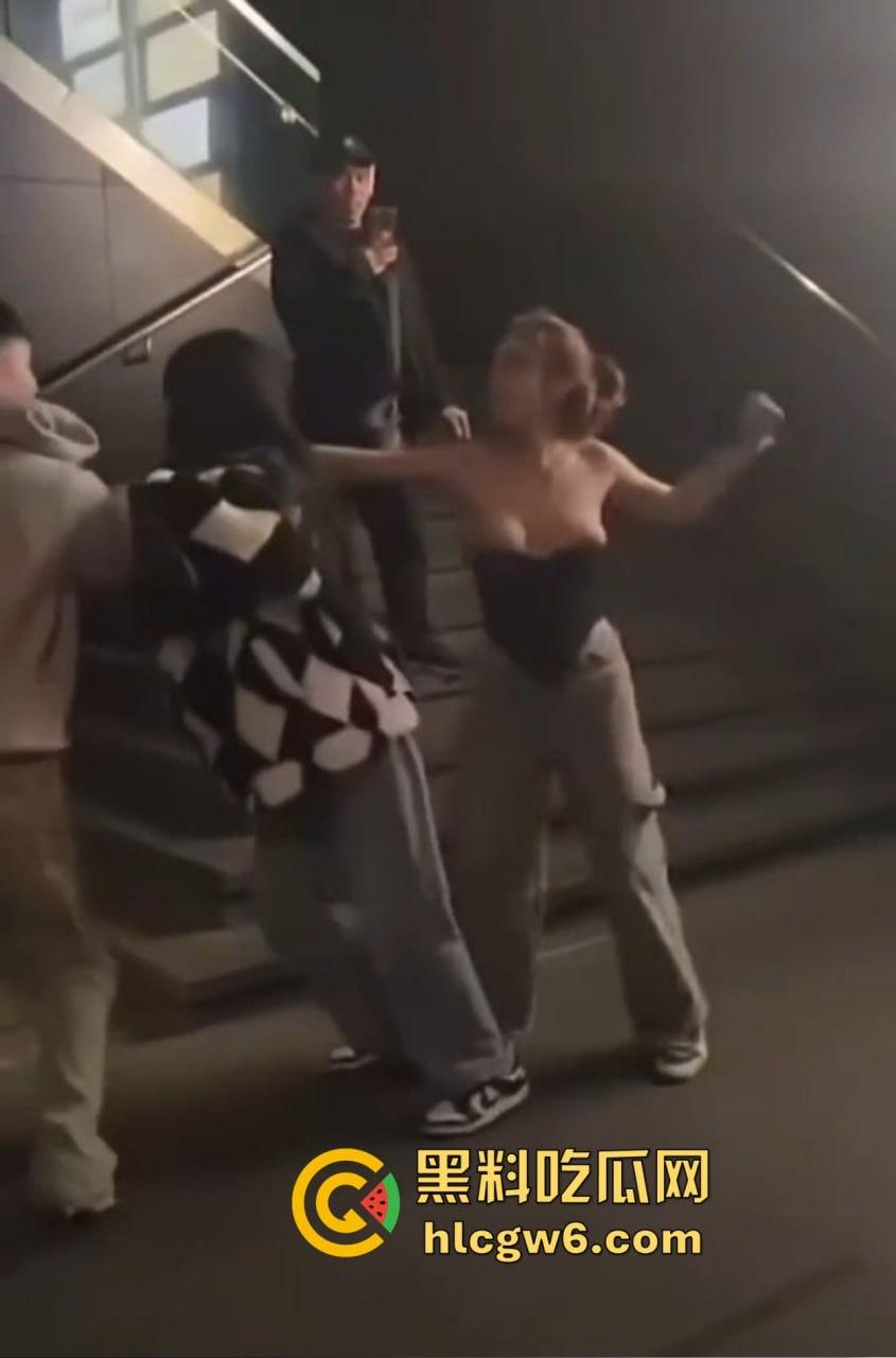 兰桂坊酒后大战,小伙醉酒直接上演抓奶神功龙爪手,妹子奶子被抓红怒而还手,两人街头扯头发打成一团! 第8张 兰桂坊酒后大战,小伙醉酒直接上演抓奶神功龙爪手,妹子奶子被抓红怒而还手,两人街头扯头发打成一团! 第8张