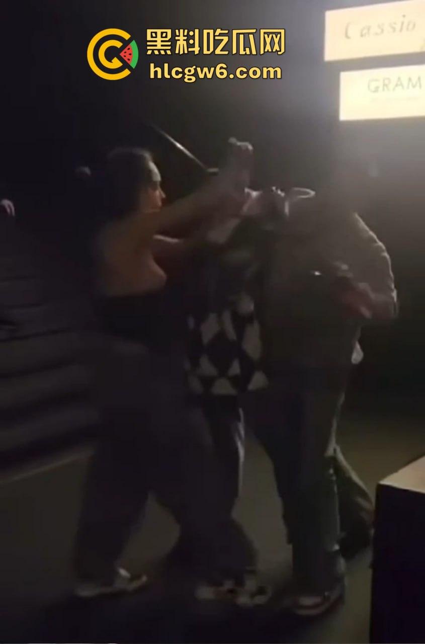 兰桂坊酒后大战,小伙醉酒直接上演抓奶神功龙爪手,妹子奶子被抓红怒而还手,两人街头扯头发打成一团! 第9张 兰桂坊酒后大战,小伙醉酒直接上演抓奶神功龙爪手,妹子奶子被抓红怒而还手,两人街头扯头发打成一团! 第9张