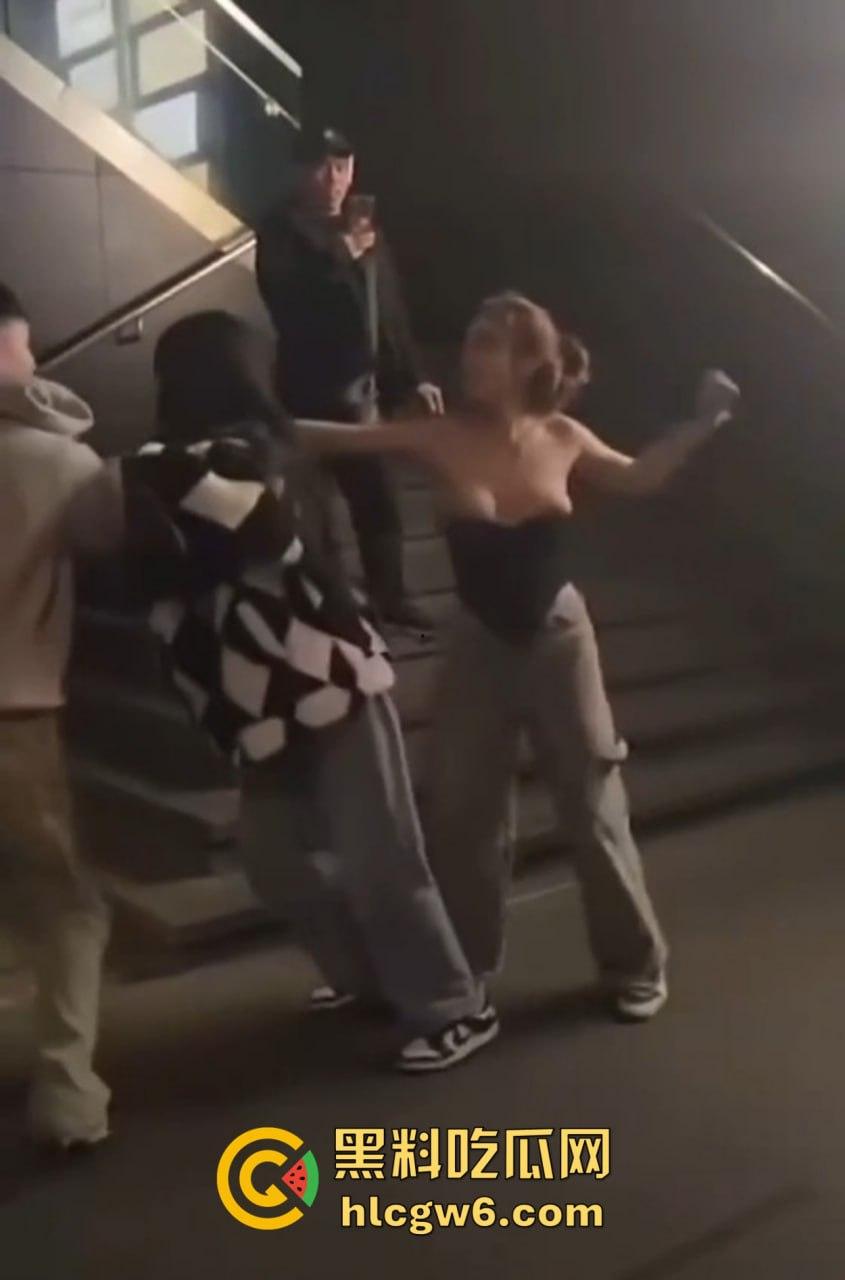 兰桂坊酒后大战,小伙醉酒直接上演抓奶神功龙爪手,妹子奶子被抓红怒而还手,两人街头扯头发打成一团! 第10张 兰桂坊酒后大战,小伙醉酒直接上演抓奶神功龙爪手,妹子奶子被抓红怒而还手,两人街头扯头发打成一团! 第10张