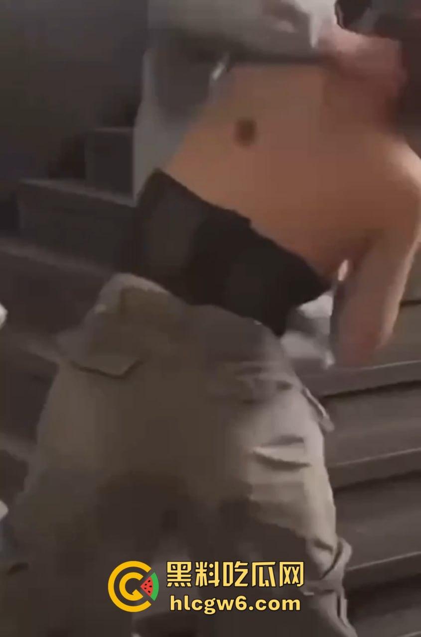 兰桂坊酒后大战,小伙醉酒直接上演抓奶神功龙爪手,妹子奶子被抓红怒而还手,两人街头扯头发打成一团! 第11张 兰桂坊酒后大战,小伙醉酒直接上演抓奶神功龙爪手,妹子奶子被抓红怒而还手,两人街头扯头发打成一团! 第11张