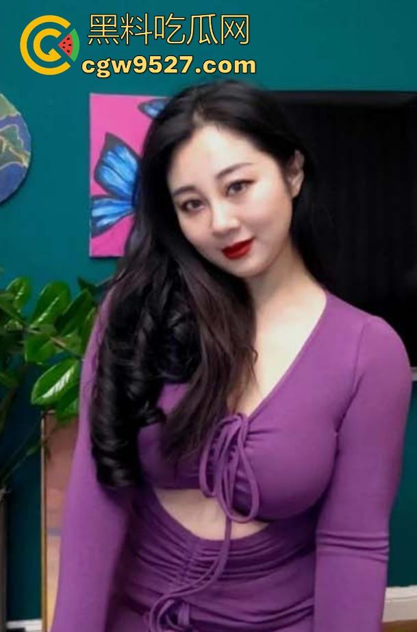 巨乳妈妈给懵懂儿子科普性知识，亲自上手示范，显出骚穴给儿子操，长达半小时的爆操，几把都痛了！  第1张