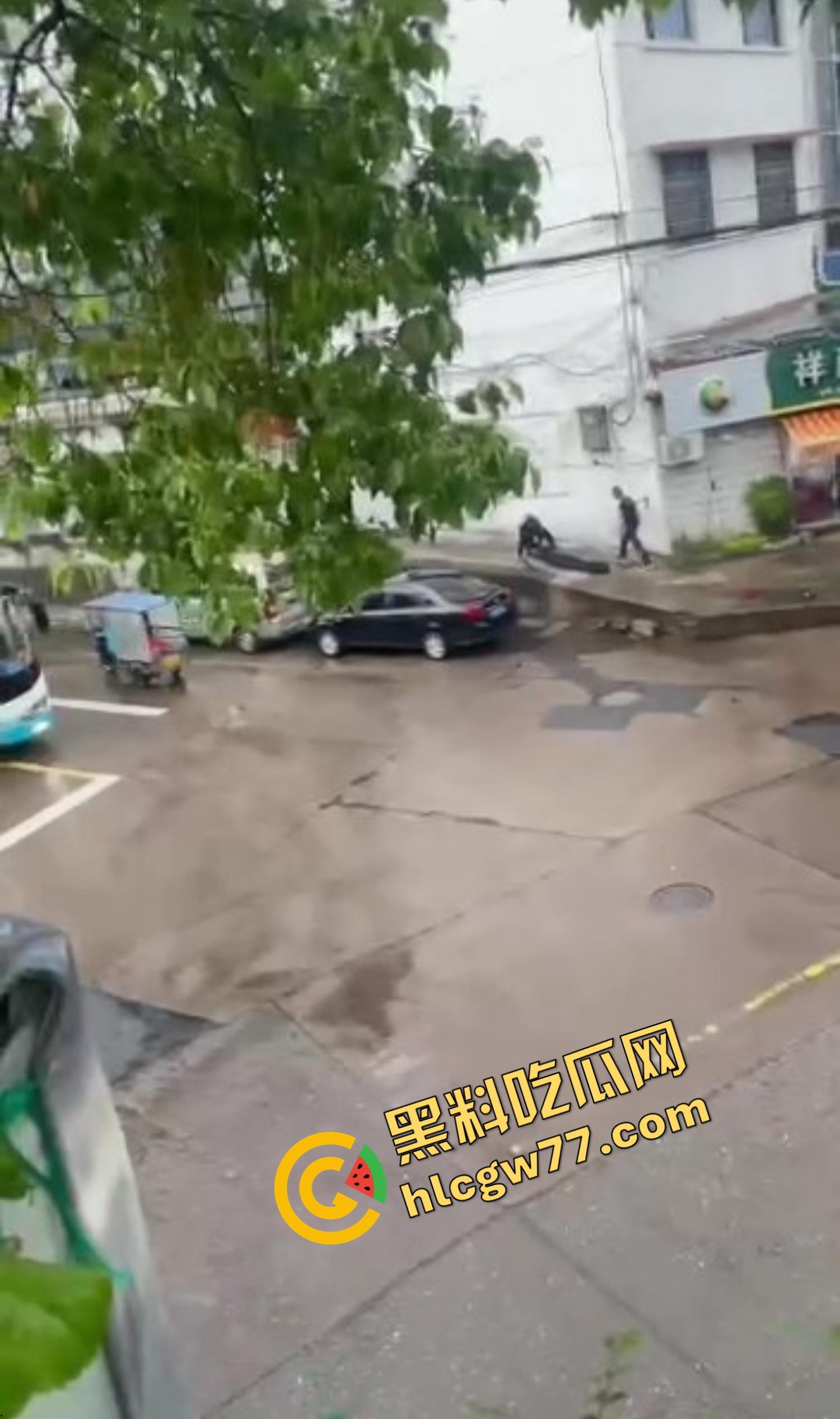 浙江台州街头突发枪击。毒贩持真枪当街开火,出租车司机中弹身亡娃也遭殃,这年头还能让警察叔叔吃花生米? 第11张 浙江台州街头突发枪击。毒贩持真枪当街开火,出租车司机中弹身亡娃也遭殃,这年头还能让警察叔叔吃花生米? 第11张