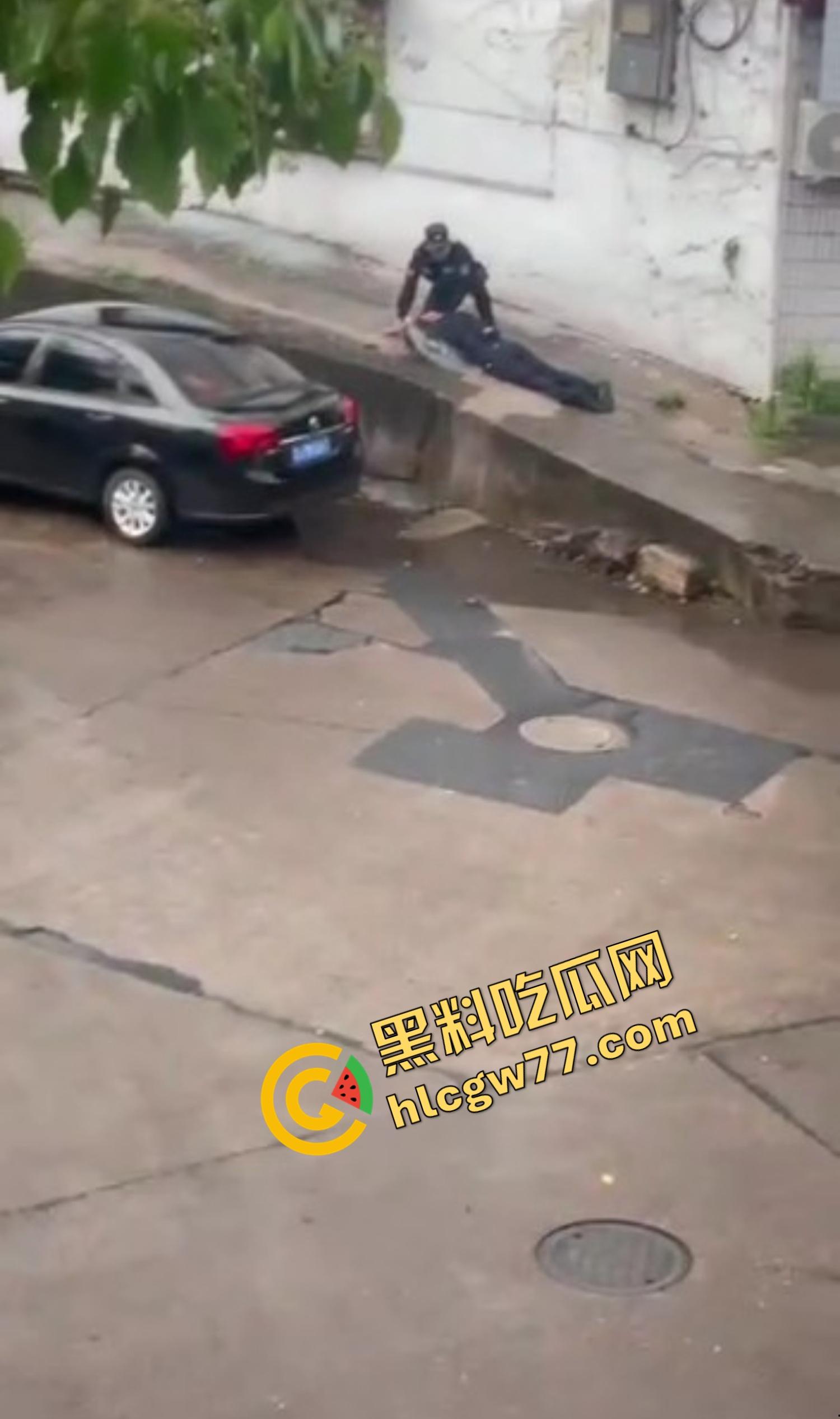 浙江台州街头突发枪击。毒贩持真枪当街开火,出租车司机中弹身亡娃也遭殃,这年头还能让警察叔叔吃花生米? 第12张 浙江台州街头突发枪击。毒贩持真枪当街开火,出租车司机中弹身亡娃也遭殃,这年头还能让警察叔叔吃花生米? 第12张