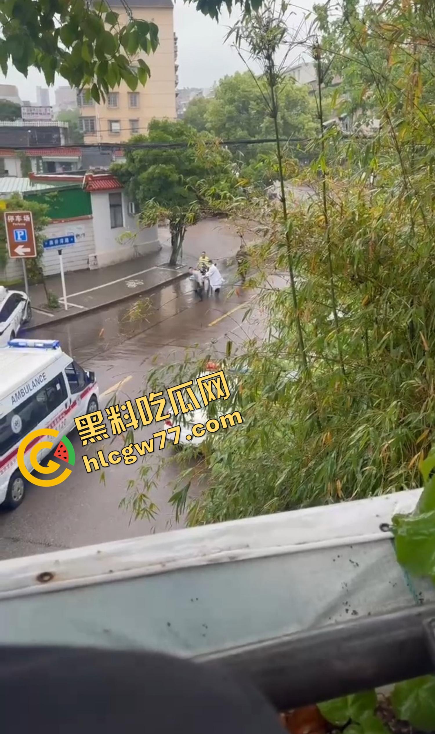 浙江台州街头突发枪击。毒贩持真枪当街开火,出租车司机中弹身亡娃也遭殃,这年头还能让警察叔叔吃花生米? 第13张 浙江台州街头突发枪击。毒贩持真枪当街开火,出租车司机中弹身亡娃也遭殃,这年头还能让警察叔叔吃花生米? 第13张