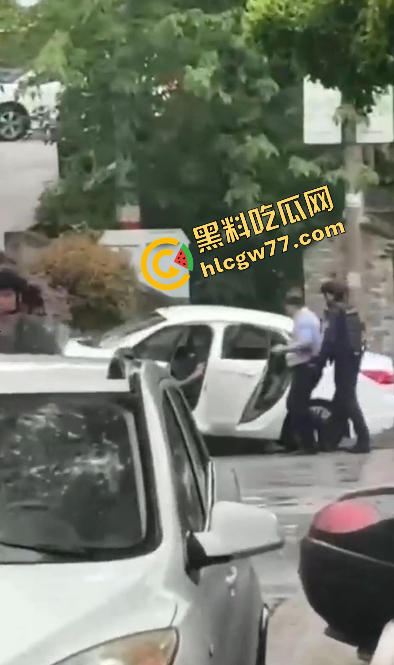 浙江台州街头突发枪击。毒贩持真枪当街开火,出租车司机中弹身亡娃也遭殃,这年头还能让警察叔叔吃花生米? 第16张 浙江台州街头突发枪击。毒贩持真枪当街开火,出租车司机中弹身亡娃也遭殃,这年头还能让警察叔叔吃花生米? 第16张