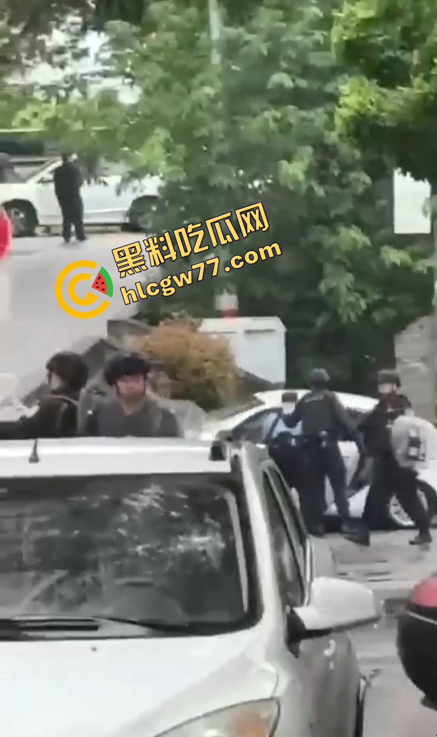 浙江台州街头突发枪击。毒贩持真枪当街开火,出租车司机中弹身亡娃也遭殃,这年头还能让警察叔叔吃花生米? 第17张 浙江台州街头突发枪击。毒贩持真枪当街开火,出租车司机中弹身亡娃也遭殃,这年头还能让警察叔叔吃花生米? 第17张