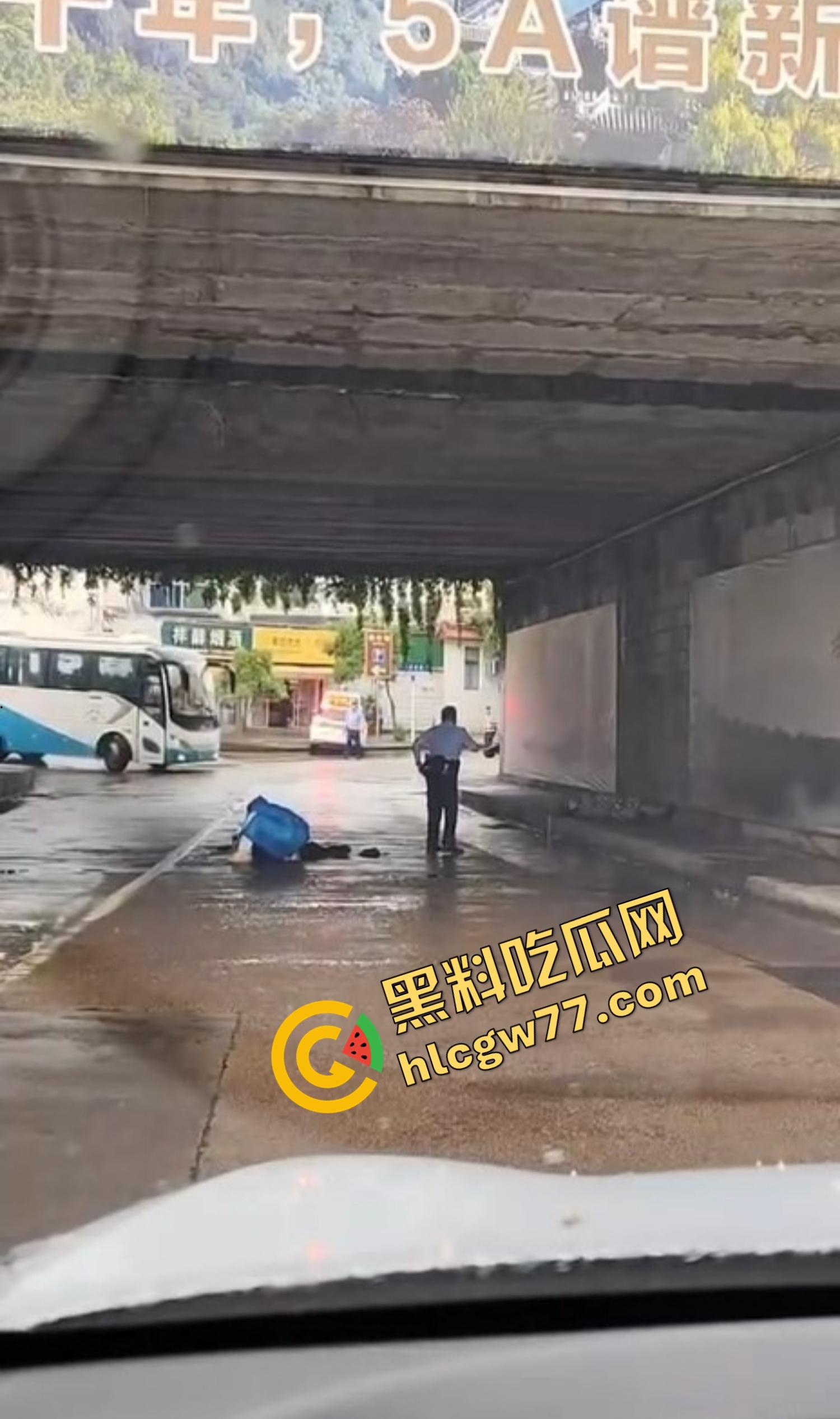 浙江台州街头突发枪击。毒贩持真枪当街开火,出租车司机中弹身亡娃也遭殃,这年头还能让警察叔叔吃花生米? 第20张 浙江台州街头突发枪击。毒贩持真枪当街开火,出租车司机中弹身亡娃也遭殃,这年头还能让警察叔叔吃花生米? 第20张