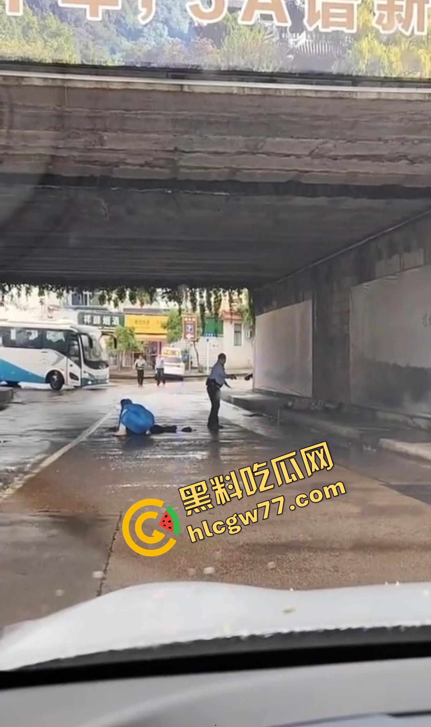 浙江台州街头突发枪击。毒贩持真枪当街开火,出租车司机中弹身亡娃也遭殃,这年头还能让警察叔叔吃花生米? 第21张 浙江台州街头突发枪击。毒贩持真枪当街开火,出租车司机中弹身亡娃也遭殃,这年头还能让警察叔叔吃花生米? 第21张