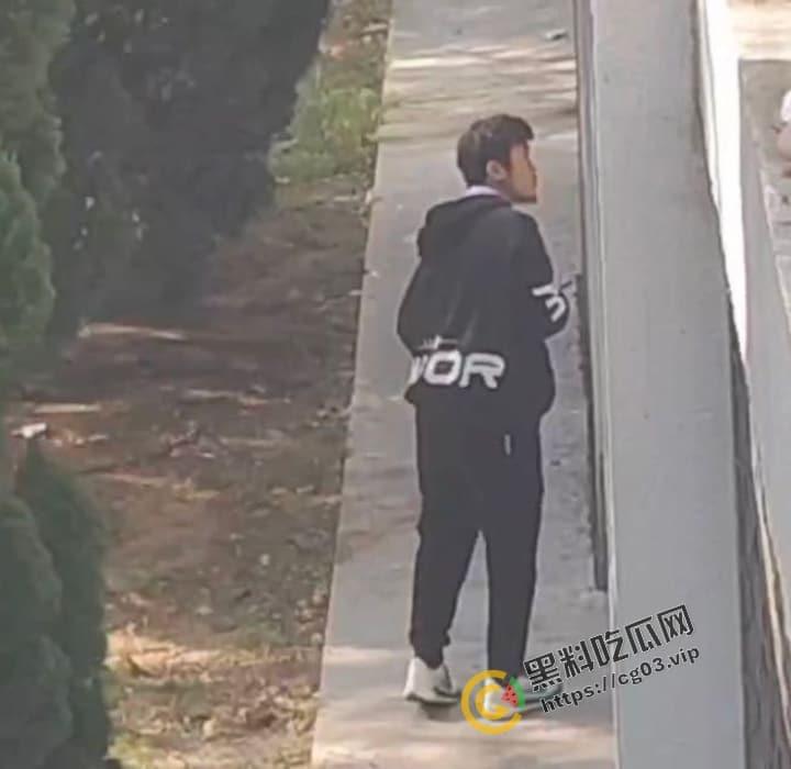 山东外事学院  一男学生偷内裤 精挑细选一条红色大妈裤 被楼上女生拍下曝光 校园群里疯传 第6张