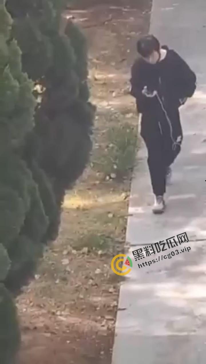 山东外事学院  一男学生偷内裤 精挑细选一条红色大妈裤 被楼上女生拍下曝光 校园群里疯传 第7张