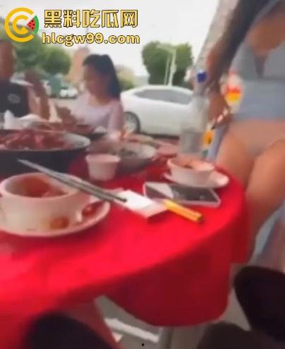 骚娘们打赌输了吃饭时直接撩起裙子把内裤脱下给在座展示她的骚毛毛,真是酒壮熊人胆,旁边男子眼睛都直了! 第2张 骚娘们打赌输了吃饭时直接撩起裙子把内裤脱下给在座展示她的骚毛毛,真是酒壮熊人胆,旁边男子眼睛都直了! 第2张