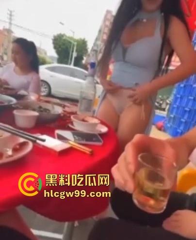 骚娘们打赌输了吃饭时直接撩起裙子把内裤脱下给在座展示她的骚毛毛,真是酒壮熊人胆,旁边男子眼睛都直了! 第3张 骚娘们打赌输了吃饭时直接撩起裙子把内裤脱下给在座展示她的骚毛毛,真是酒壮熊人胆,旁边男子眼睛都直了! 第3张