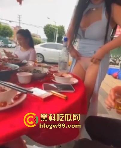 骚娘们打赌输了吃饭时直接撩起裙子把内裤脱下给在座展示她的骚毛毛,真是酒壮熊人胆,旁边男子眼睛都直了! 第4张 骚娘们打赌输了吃饭时直接撩起裙子把内裤脱下给在座展示她的骚毛毛,真是酒壮熊人胆,旁边男子眼睛都直了! 第4张