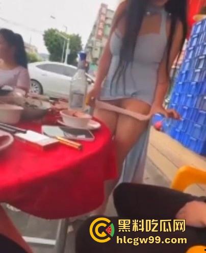 骚娘们打赌输了吃饭时直接撩起裙子把内裤脱下给在座展示她的骚毛毛,真是酒壮熊人胆,旁边男子眼睛都直了! 第5张 骚娘们打赌输了吃饭时直接撩起裙子把内裤脱下给在座展示她的骚毛毛,真是酒壮熊人胆,旁边男子眼睛都直了! 第5张