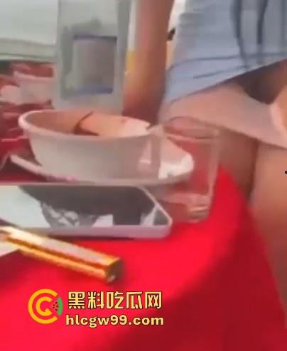 骚娘们打赌输了吃饭时直接撩起裙子把内裤脱下给在座展示她的骚毛毛,真是酒壮熊人胆,旁边男子眼睛都直了! 第6张 骚娘们打赌输了吃饭时直接撩起裙子把内裤脱下给在座展示她的骚毛毛,真是酒壮熊人胆,旁边男子眼睛都直了! 第6张