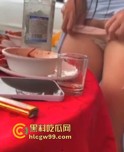 骚娘们打赌输了吃饭时直接撩起裙子把内裤脱下给在座展示她的骚毛毛,真是酒壮熊人胆,旁边男子眼睛都直了! 第8张 骚娘们打赌输了吃饭时直接撩起裙子把内裤脱下给在座展示她的骚毛毛,真是酒壮熊人胆,旁边男子眼睛都直了! 第8张