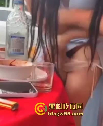 骚娘们打赌输了吃饭时直接撩起裙子把内裤脱下给在座展示她的骚毛毛,真是酒壮熊人胆,旁边男子眼睛都直了! 第9张 骚娘们打赌输了吃饭时直接撩起裙子把内裤脱下给在座展示她的骚毛毛,真是酒壮熊人胆,旁边男子眼睛都直了! 第9张