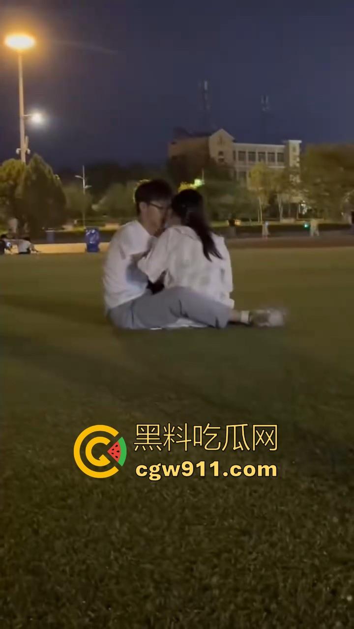 广东轻工职业学院深夜操场,一对小情侣在草坪上忍不住上头了,上演当场口爆,完全无视众人,真会玩呀! 第2张 广东轻工职业学院深夜操场,一对小情侣在草坪上忍不住上头了,上演当场口爆,完全无视众人,真会玩呀! 第2张