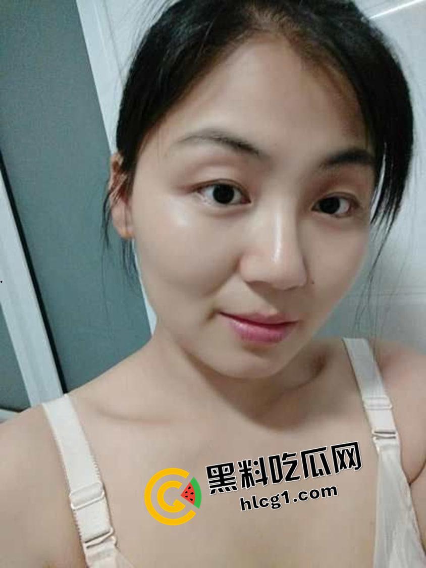 山东乡镇英语老师反差婊 车震偷情 边吃鸡边用英语说骚话 还是老师玩的花  第1张