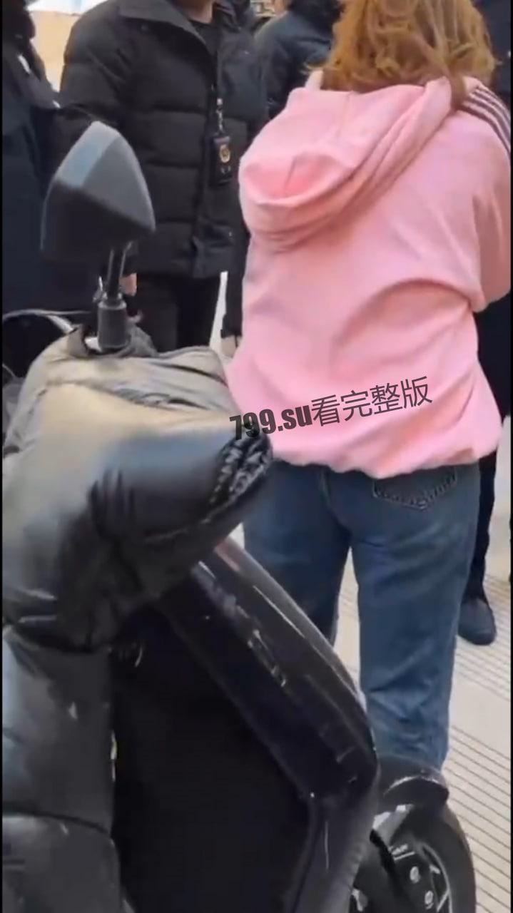 江苏南通 有一女子站在车上 还砸坏车辆 疑似精神有问题  第2张