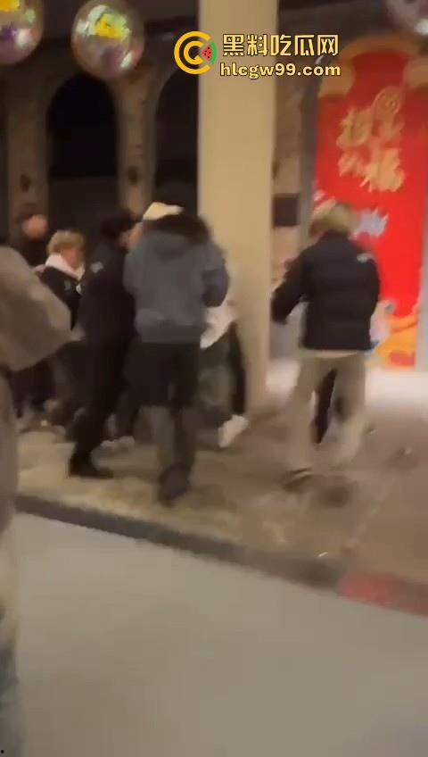 新生代rapper厂牌之争?上海【found158】酒吧潮男酒后群殴,一群微喇裤连帽卫衣,脏辫哥直接躺地上了。 第1张 新生代rapper厂牌之争?上海【found158】酒吧潮男酒后群殴,一群微喇裤连帽卫衣,脏辫哥直接躺地上了。 第1张