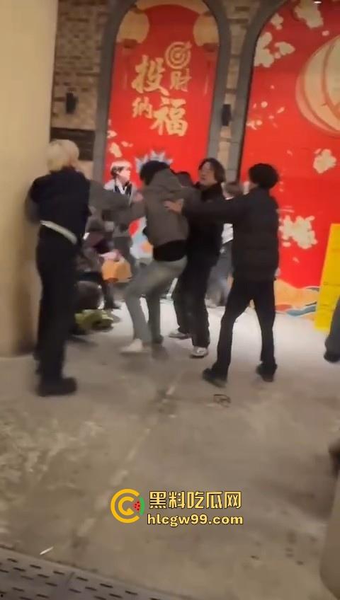 新生代rapper厂牌之争?上海【found158】酒吧潮男酒后群殴,一群微喇裤连帽卫衣,脏辫哥直接躺地上了。 第3张 新生代rapper厂牌之争?上海【found158】酒吧潮男酒后群殴,一群微喇裤连帽卫衣,脏辫哥直接躺地上了。 第3张