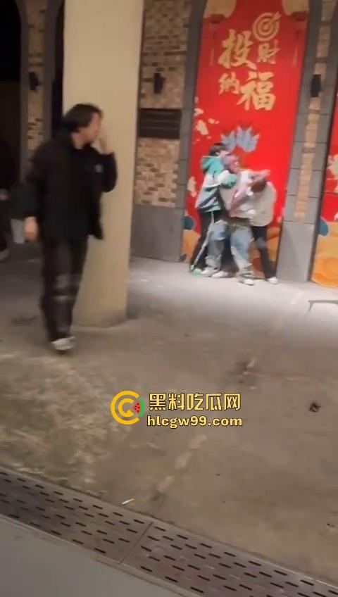 新生代rapper厂牌之争?上海【found158】酒吧潮男酒后群殴,一群微喇裤连帽卫衣,脏辫哥直接躺地上了。 第4张 新生代rapper厂牌之争?上海【found158】酒吧潮男酒后群殴,一群微喇裤连帽卫衣,脏辫哥直接躺地上了。 第4张