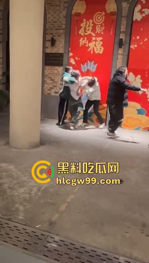 新生代rapper厂牌之争?上海【found158】酒吧潮男酒后群殴,一群微喇裤连帽卫衣,脏辫哥直接躺地上了。 第5张 新生代rapper厂牌之争?上海【found158】酒吧潮男酒后群殴,一群微喇裤连帽卫衣,脏辫哥直接躺地上了。 第5张