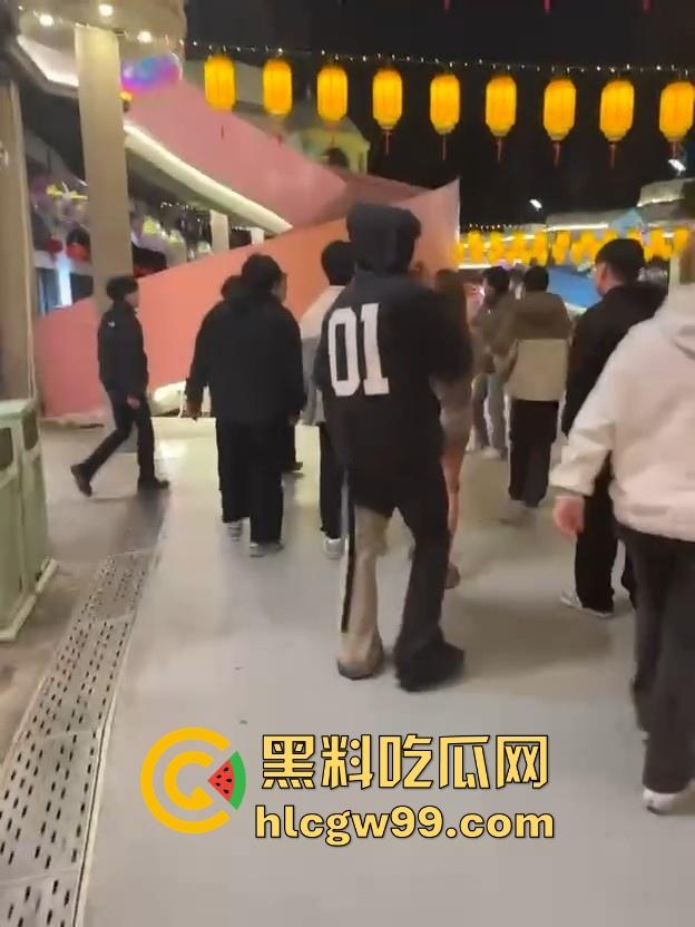 新生代rapper厂牌之争?上海【found158】酒吧潮男酒后群殴,一群微喇裤连帽卫衣,脏辫哥直接躺地上了。 第6张 新生代rapper厂牌之争?上海【found158】酒吧潮男酒后群殴,一群微喇裤连帽卫衣,脏辫哥直接躺地上了。 第6张